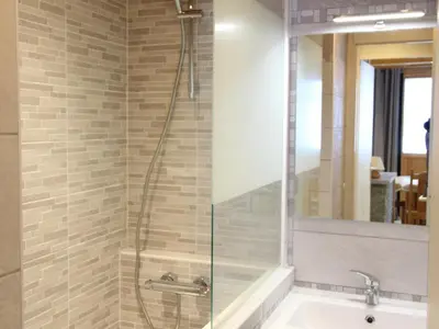 Salle de bains dans l'établissement Appartement rénové 4 pers, terrasse, au pied des pistes à Val-Cenis - FR-1-508-178