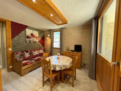 Télévision ou salle de divertissement dans l'établissement Appartement rénové 4 pers, terrasse, au pied des pistes à Val-Cenis - FR-1-508-178