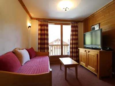 Télévision ou salle de divertissement dans l'établissement Appartement cosy 4 pers. pied des pistes avec parking et piscine - Lanslebourg - FR-1-508-181