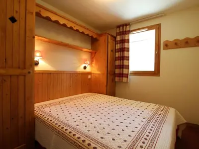 Un ou plusieurs lits dans un hébergement de l'établissement Appartement cosy 4 pers. pied des pistes avec parking et piscine - Lanslebourg - FR-1-508-181
