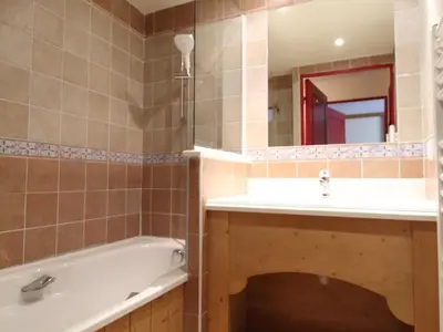 Salle de bains dans l'établissement Appartement cosy 4 pers. pied des pistes avec parking et piscine - Lanslebourg - FR-1-508-181
