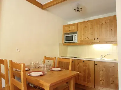 Cuisine ou kitchenette dans l'établissement Appartement cosy 4 pers. pied des pistes avec parking et piscine - Lanslebourg - FR-1-508-181