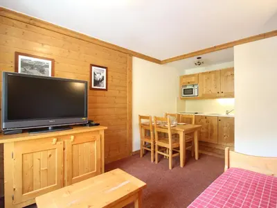 Télévision ou salle de divertissement dans l'établissement Appartement cosy 4 pers. pied des pistes avec parking et piscine - Lanslebourg - FR-1-508-181