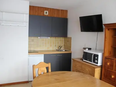 Cuisine ou kitchenette dans l'établissement Studio 3 Personnes avec Balcon à Val Cenis Le Haut, Proche Pistes et Commerces - FR-1-508-182