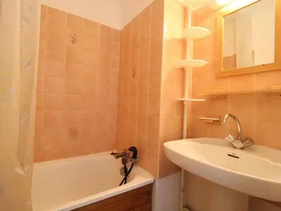 Salle de bains dans l'établissement Studio 3 Personnes avec Balcon à Val Cenis Le Haut, Proche Pistes et Commerces - FR-1-508-182