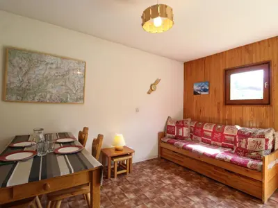 Coin salon dans l'établissement Appartement cosy 4 pers avec WIFI et parking à Lanslevillard - FR-1-508-183