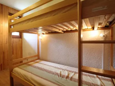 Un ou plusieurs lits dans un hébergement de l'établissement Appartement cosy 4 pers avec WIFI et parking à Lanslevillard - FR-1-508-183