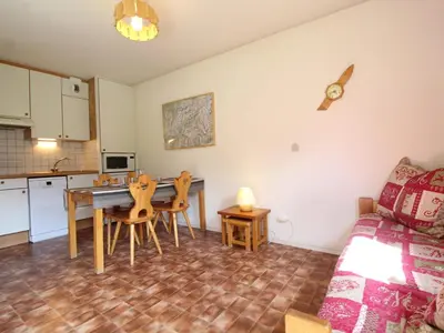 Cuisine ou kitchenette dans l'établissement Appartement cosy 4 pers avec WIFI et parking à Lanslevillard - FR-1-508-183