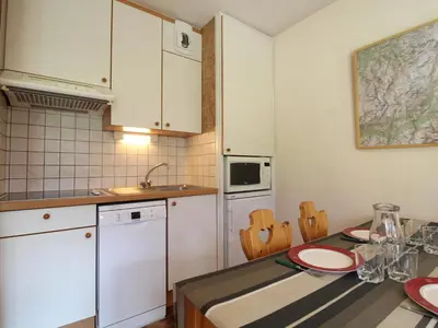 Cuisine ou kitchenette dans l'établissement Appartement cosy 4 pers avec WIFI et parking à Lanslevillard - FR-1-508-183
