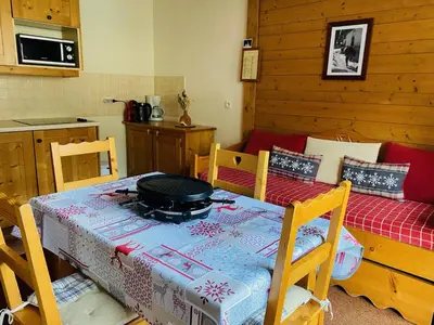 Cuisine ou kitchenette dans l'établissement Appartement cosy 4 pers, pieds des pistes et piscine, Val-Cenis - FR-1-508-186
