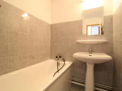 Salle de bains dans l'établissement Appartement cosy 4 pers, pied des pistes, balcon, parking, WiFi - FR-1-508-192
