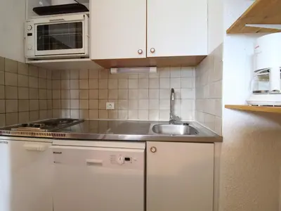 Cuisine ou kitchenette dans l'établissement Appartement cosy 4 pers, pied des pistes, balcon, parking, WiFi - FR-1-508-192