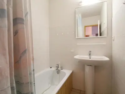 Salle de bains dans l'établissement Appartement cosy 4 pers - Pied des pistes, balcon et wifi gratuit - FR-1-508-193