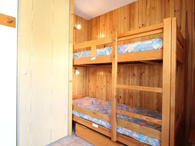 Un ou plusieurs lits superposés dans un hébergement de l'établissement Charmant appart pour 4 au centre de Lanslevillard, balcon, parking - FR-1-508-201