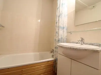Salle de bains dans l'établissement Charmant appart pour 4 au centre de Lanslevillard, balcon, parking - FR-1-508-201