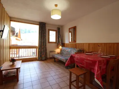 Coin salon dans l'établissement Charmant appart pour 4 au centre de Lanslevillard, balcon, parking - FR-1-508-201