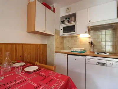 Cuisine ou kitchenette dans l'établissement Charmant appart pour 4 au centre de Lanslevillard, balcon, parking - FR-1-508-201