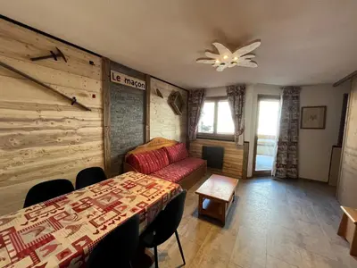 Coin salon dans l'établissement Appartement spacieux 6 pers au pied des pistes avec parking & WiFi - FR-1-508-26