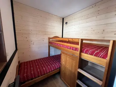 Un ou plusieurs lits dans un hébergement de l'établissement Appartement spacieux 6 pers au pied des pistes avec parking & WiFi - FR-1-508-26