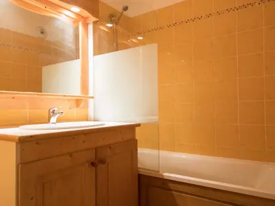 Salle de bains dans l'établissement Appartement spacieux 6 pers au pied des pistes avec parking & WiFi - FR-1-508-26