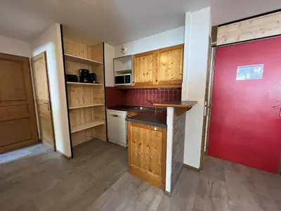 Cuisine ou kitchenette dans l'établissement Appartement spacieux 6 pers au pied des pistes avec parking & WiFi - FR-1-508-26