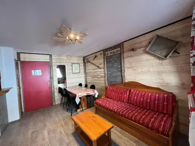 Coin salon dans l'établissement Appartement spacieux 6 pers au pied des pistes avec parking & WiFi - FR-1-508-26