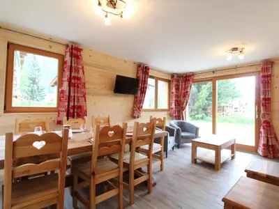 Coin salon dans l'établissement Appartement spacieux pour 8 personnes à Val Cenis Lanslevillard, proche des pistes et commodités - FR-1-508-38