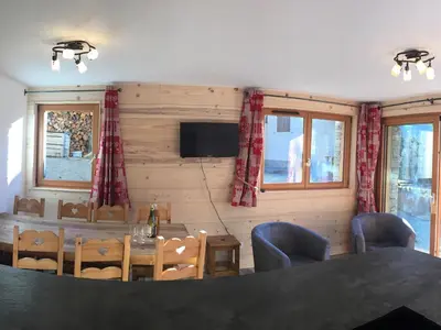 Coin salon dans l'établissement Appartement spacieux pour 8 personnes à Val Cenis Lanslevillard, proche des pistes et commodités - FR-1-508-38