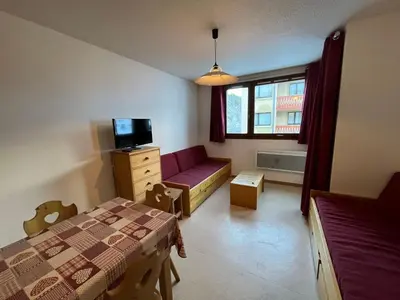Télévision ou salle de divertissement dans l'établissement Appartement confortable à Val Cenis Lanslebourg, 300m des pistes, 5 personnes, balcon, casier à skis - FR-1-508-40