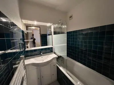 Salle de bains dans l'établissement Appartement confortable à Val Cenis Lanslebourg, 300m des pistes, 5 personnes, balcon, casier à skis - FR-1-508-40