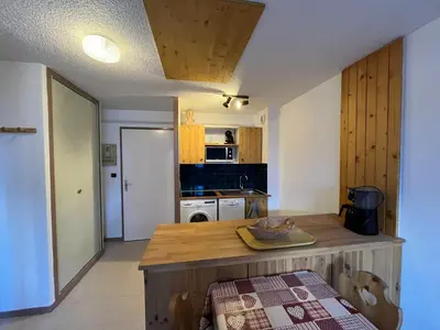 Cuisine ou kitchenette dans l'établissement Appartement confortable à Val Cenis Lanslebourg, 300m des pistes, 5 personnes, balcon, casier à skis - FR-1-508-40