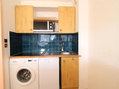 Cuisine ou kitchenette dans l'établissement Appartement confortable à Val Cenis Lanslebourg, 300m des pistes, 5 personnes, balcon, casier à skis - FR-1-508-40