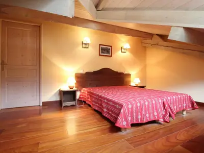 Un ou plusieurs lits dans un hébergement de l'établissement Spacieux duplex 10 pers à Lanslebourg avec cheminée, WIFI, 4 chambres - FR-1-508-43