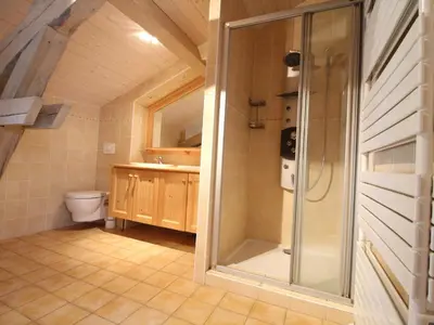 Salle de bains dans l'établissement Spacieux duplex 10 pers à Lanslebourg avec cheminée, WIFI, 4 chambres - FR-1-508-43