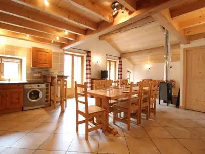 Cuisine ou kitchenette dans l'établissement Appartement Duplex pour 10 Personnes au Coeur de Val Cenis Lanslebourg - FR-1-508-48