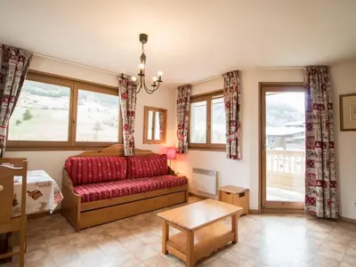 Coin salon dans l'établissement Appartement spacieux 6 pers au pied des pistes avec balcon et parking - FR-1-508-49