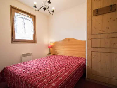 Un ou plusieurs lits dans un hébergement de l'établissement Appartement spacieux 6 pers au pied des pistes avec balcon et parking - FR-1-508-49