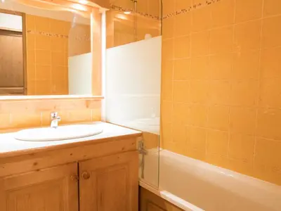 Salle de bains dans l'établissement Appartement spacieux 6 pers au pied des pistes avec balcon et parking - FR-1-508-49