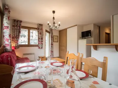 Télévision ou salle de divertissement dans l'établissement Appartement spacieux 6 pers au pied des pistes avec balcon et parking - FR-1-508-49