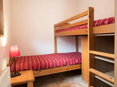 Un ou plusieurs lits dans un hébergement de l'établissement Appartement spacieux à Lanslevillard avec balcon et parking - FR-1-508-51