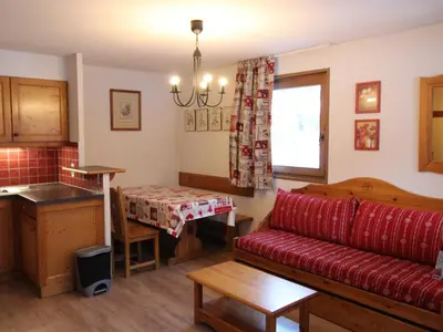 Coin salon dans l'établissement Appartement spacieux à Lanslevillard avec balcon et parking - FR-1-508-51