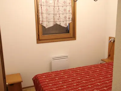 Un ou plusieurs lits dans un hébergement de l'établissement Appartement spacieux à Lanslevillard avec balcon et parking - FR-1-508-51
