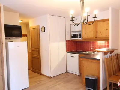 Cuisine ou kitchenette dans l'établissement Appartement spacieux à Lanslevillard avec balcon et parking - FR-1-508-51