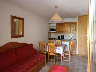 Cuisine ou kitchenette dans l'établissement Appartement cosy, 5 pers, centre village, proche pistes, balcon, parking, WIFI, draps inclus - FR-1-508-52