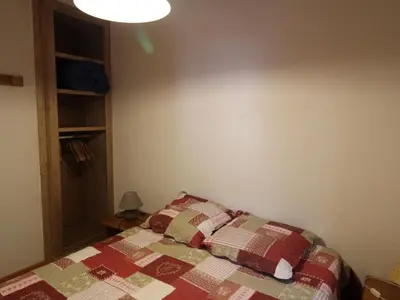 Un ou plusieurs lits dans un hébergement de l'établissement Appartement cosy, 5 pers, centre village, proche pistes, balcon, parking, WIFI, draps inclus - FR-1-508-52