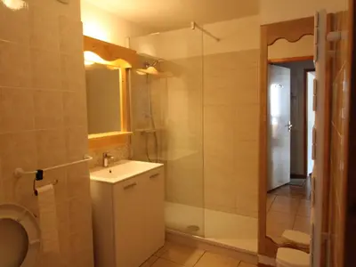 Salle de bains dans l'établissement Appartement cosy, 5 pers, centre village, proche pistes, balcon, parking, WIFI, draps inclus - FR-1-508-52