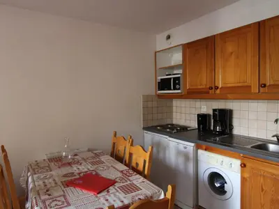 Cuisine ou kitchenette dans l'établissement Appartement cosy, 5 pers, centre village, proche pistes, balcon, parking, WIFI, draps inclus - FR-1-508-52