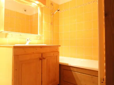 Salle de bains dans l'établissement Appartement spacieux 6 pers au pied des pistes avec parking et WIFI - FR-1-508-53