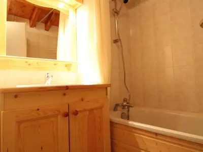 Salle de bains dans l'établissement Appartement 6 pers à Lanslevillard-Val Cenis, proche pistes et commerces - FR-1-508-64
