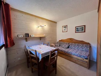 Un ou plusieurs lits dans un hébergement de l'établissement Studio 3 pers. au pied des pistes avec balcon exposé sud, draps fournis, proche commerces - FR-1-508-76
